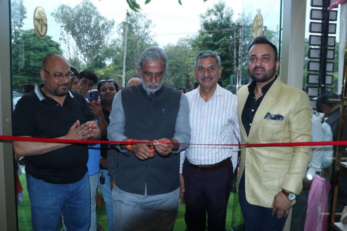 Stelatoes Faridabad Store Inauguration by Ch. Krishan Pal Gujjar Ch. Krishan Pal Gujjar cutting the ribbon at Stelatoes store inauguration in Faridabad