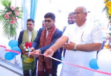 World EV Day: VinFast Launches VF 6 & VF 7 in Noida Tapan Kumar Ghosh CEO VinFast Asia along with Velocity Fintrust leaders cutting ribbon at VinFast Noida Sector 63 showroom opening
